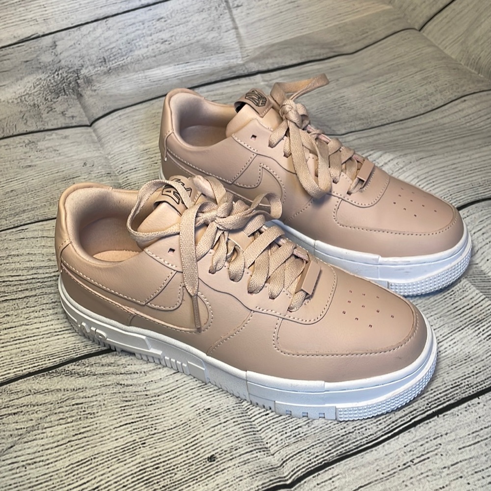 NIKE Air Force 1 Pixel